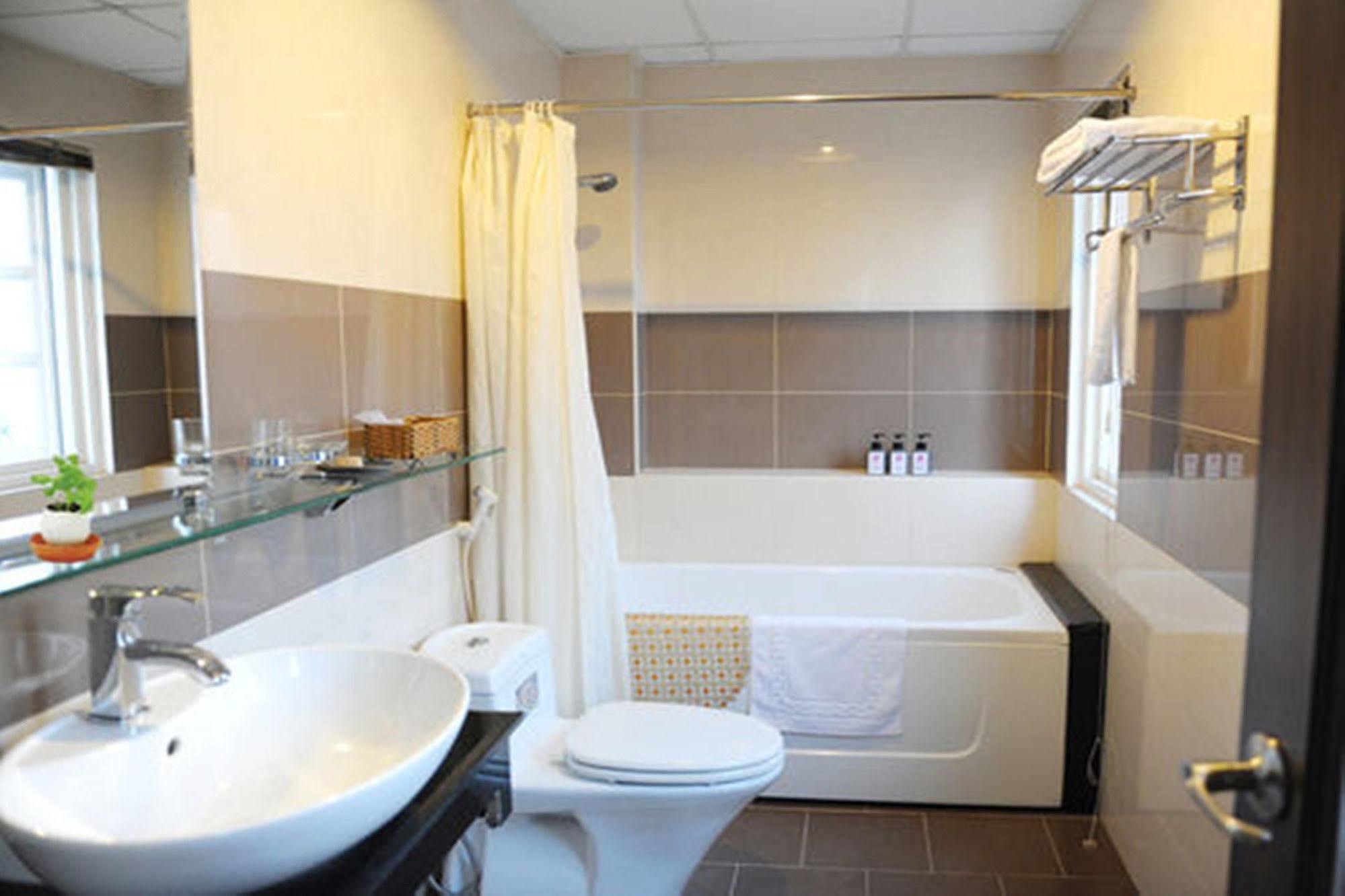 Thuy Sakura & Serviced 3* Ho Chi Minh City